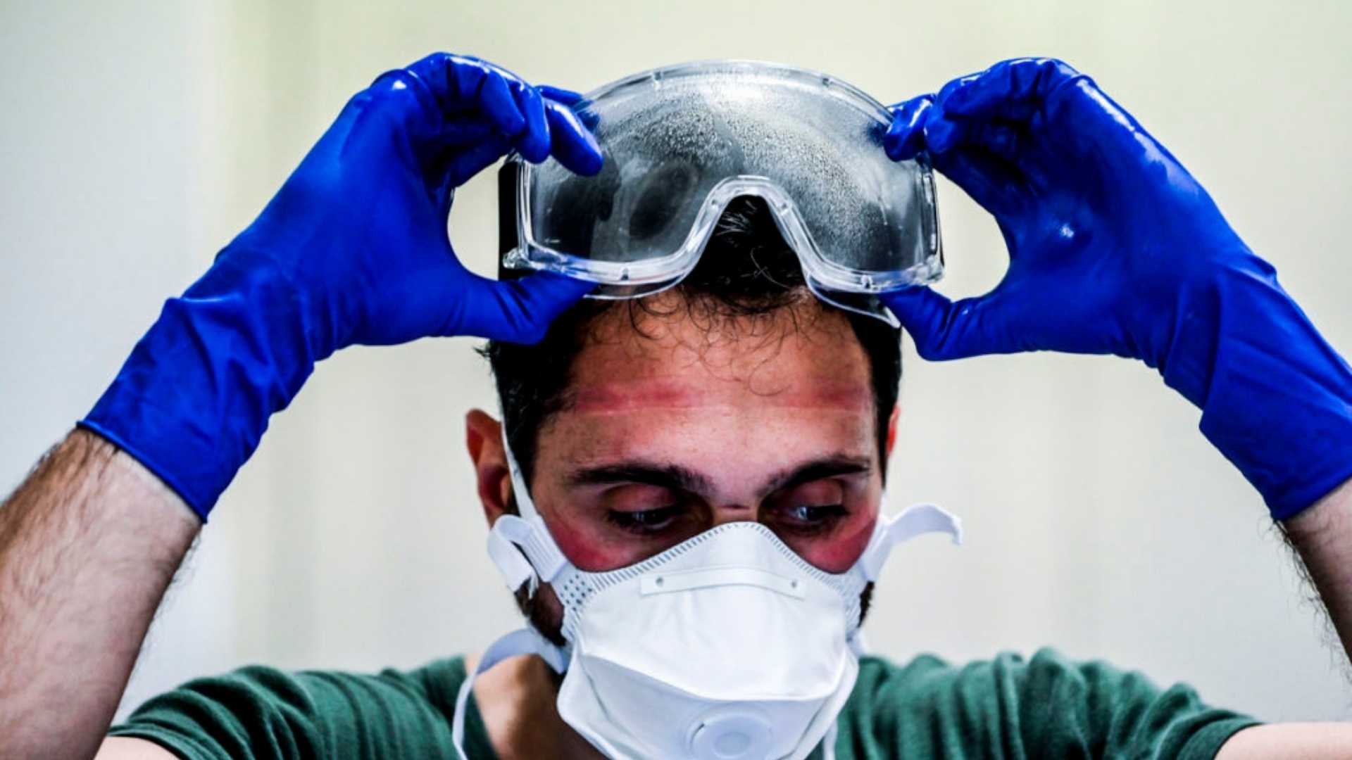 Nella foto, un medico con evidenti segni della mascherina e occhiali protettivi sul volto. Nell'articolo l'annuncio di Speranza: stabilizzazione medici precari assunti in periodo emergenza covid