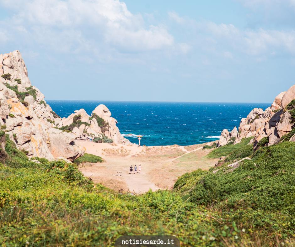 La "Valle della Luna": Il fascino di Cala Grande a Capo Testa