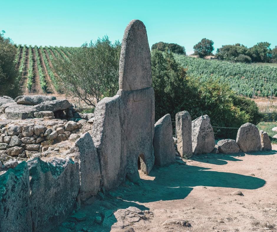 Tomba dei Giganti di Coddu Vecchiu: Monumento preistorico tra storia e mito