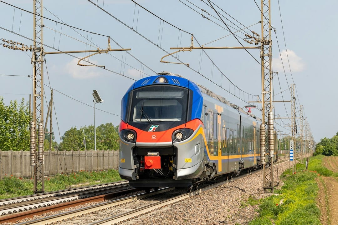 Treno regionale su linea ferroviaria elettrificata, immagine illustrativa