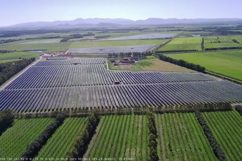 Veduta aerea dell'impianto agrivoltaico Pimpisu nelle campagne di Serramanna in Sardegna