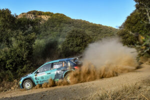 Automobile da rally su strada sterrata tra gli alberi, Rally dei Nuraghi e del Vermentino 2026